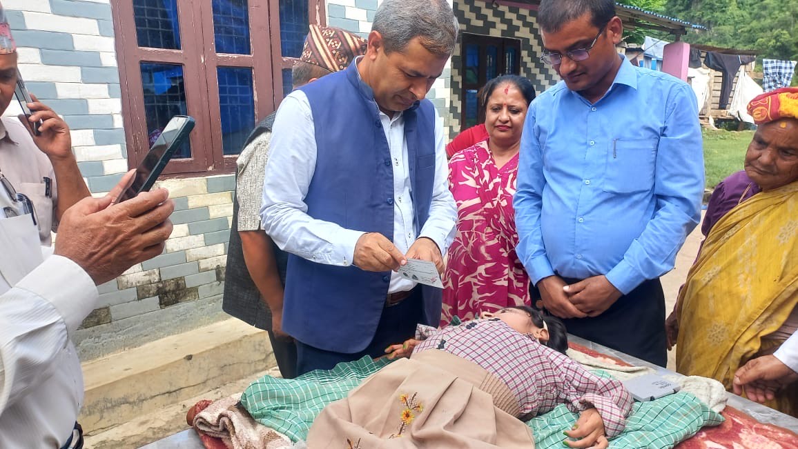 जन्मजात अपाङ्गता भएकी नवीनालाई घरमै नागरिकता
